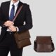 thumbnail image 1 of Bolso bandolera para hombre, estilo urbano informal., 1 of 7