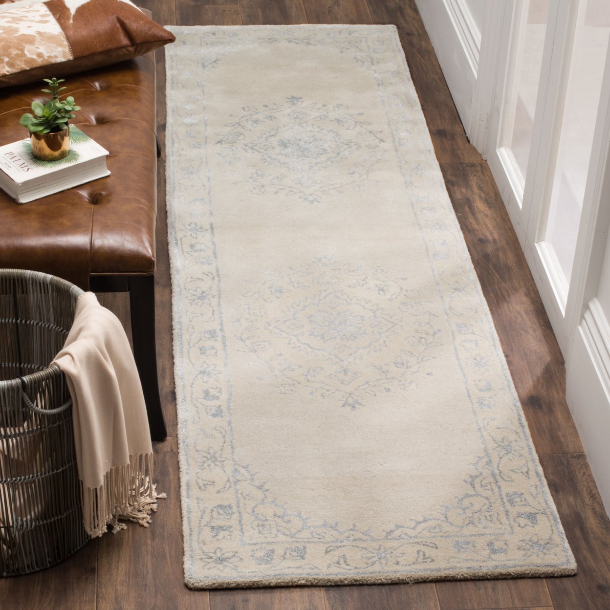 SAFAVIEH Glamour Gaia Floral Bordered Wool Area Rug, Light Grey, 2' x 3'