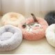 thumbnail image 3 of Cama original para perros y gatos de lujo de piel sintética gruesa con forma de donut y forma redonda, almohada para interiores adecuada para perros pequeños y medianos, 3 of 5