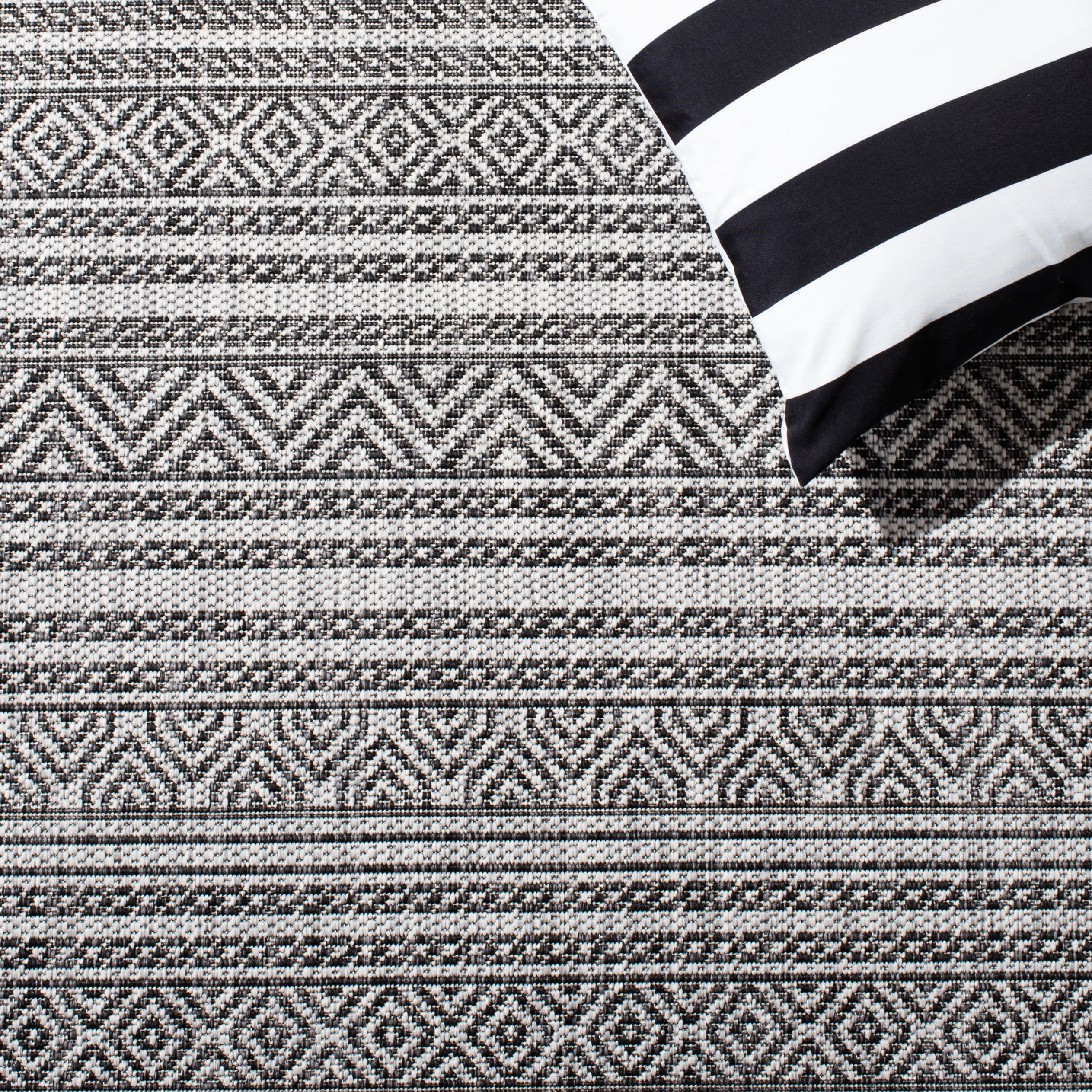 SAFAVIEH Courtyard Everette Geometric Indoor/Outdoor Area Rug, Black/Grey, 5'3" x 5'3" Round
