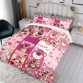thumbnail image 3 of Oso de Fresa Lotso Conjunto de sábanas temático, trío de piezas, cómodo y amigable con la piel, diseño único, regalo de decoración para el hogar para familiares, amigos y fans, 90 cm * 190 cm, 3 of 6