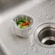 thumbnail image 1 of Paquete de 100 Filtros Desechables de Malla Fina para Desagüe de Fregadero y Ducha - Recogepelos Retráctiles de 10 X 9 Cm para Cocina y Baño - Colador de Residuos de Alimentos de Tela de Malla de Pe, 1 of 7
