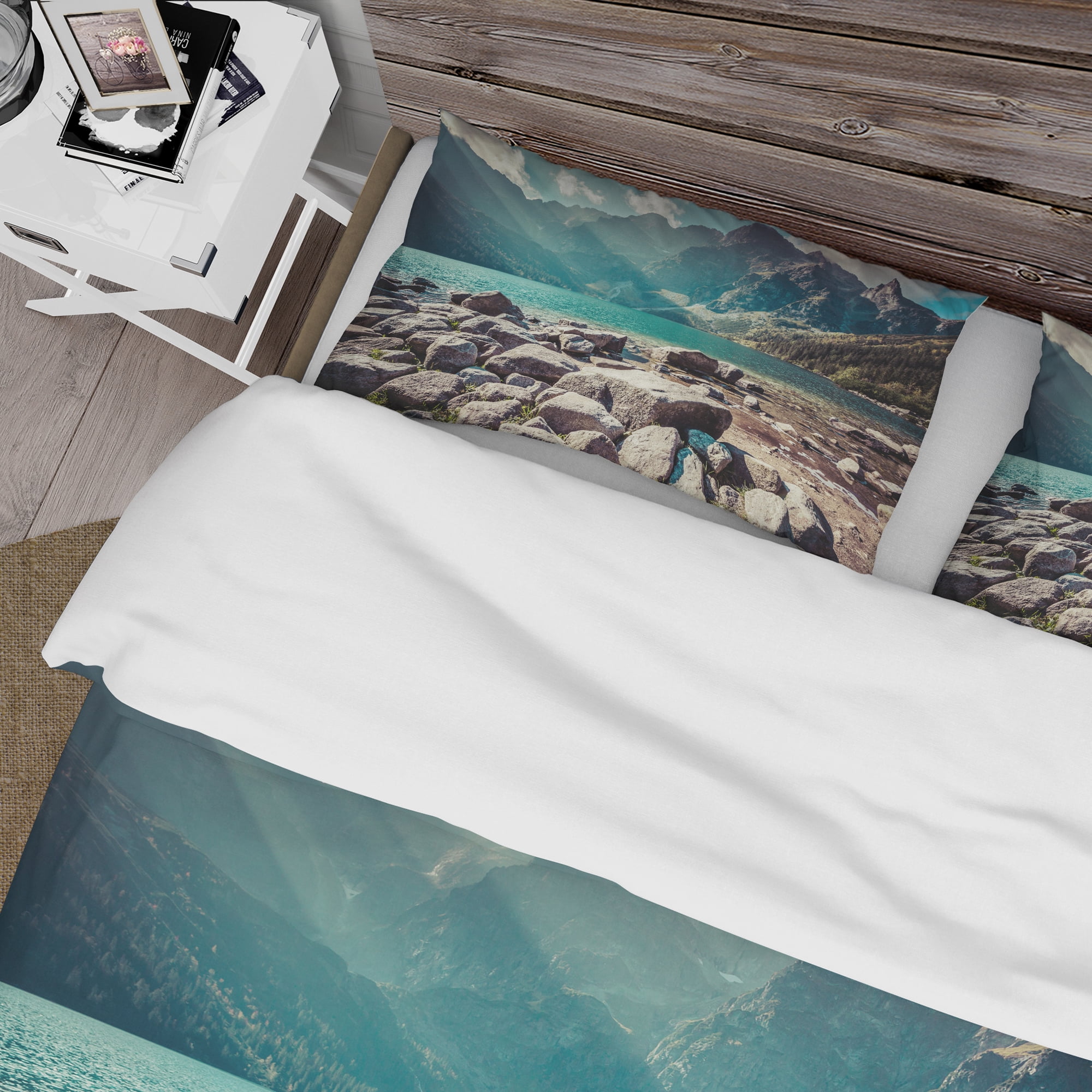 Designart 'Tatra Mountains Green water mountain lake' Landscapes Duvet Cover Set