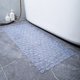 thumbnail image 3 of Cómoda alfombra de baño de PVC antideslizante con orificios de drenaje y fuertes ventosas, 3 of 7