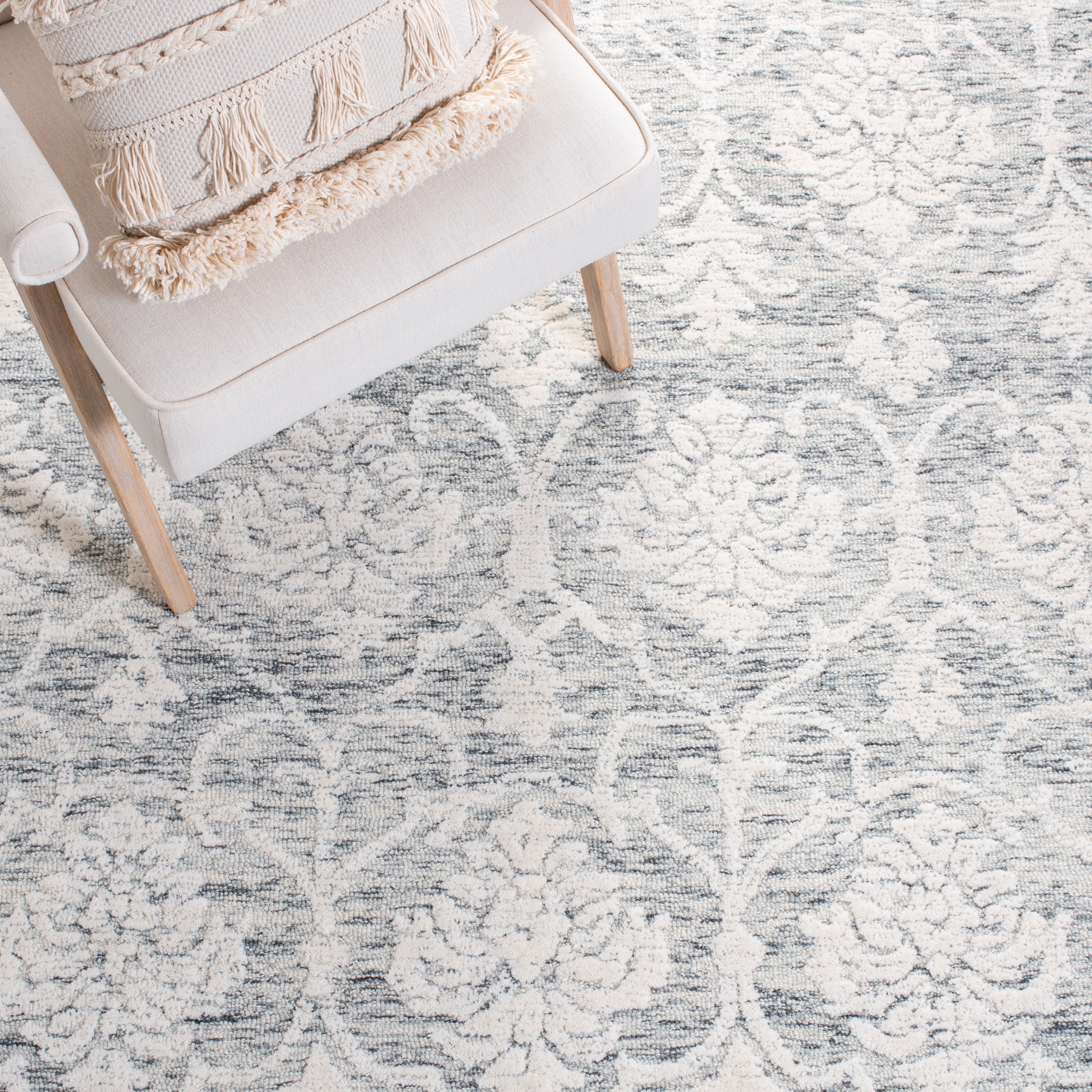 SAFAVIEH Metro Sutton Medallion Area Rug, Dark Grey/Ivory, 4' x 6'