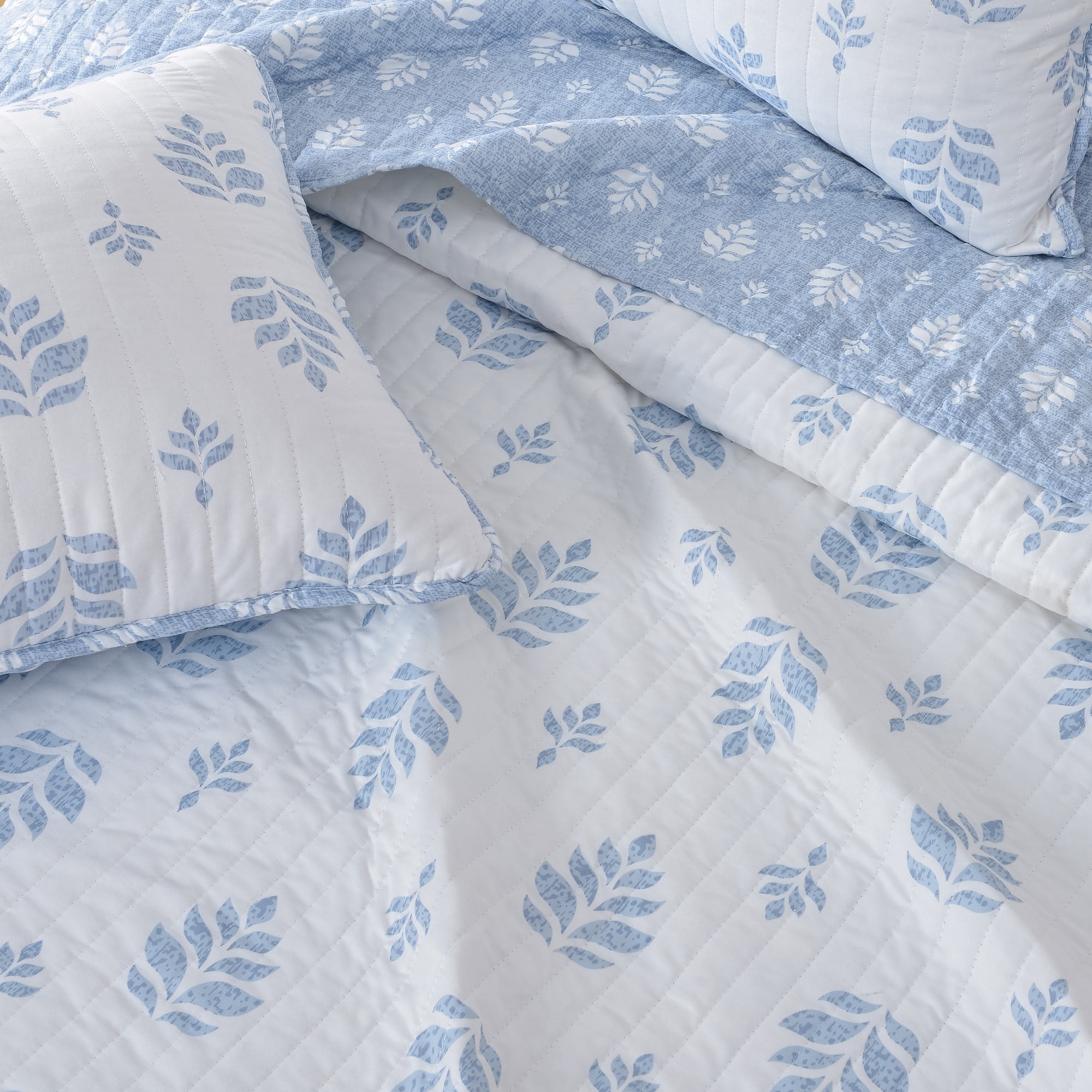 Great Bay Home Intricate French Floral Design Reversible Reversible Quilt Set With Shams  (King, Colette - Blue)