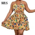 thumbnail image 2 of Vestido corto de fiesta con estampado moderno, cuello halter, sin mangas, tirantes, espalda descubierta y escote halter., 2 of 5