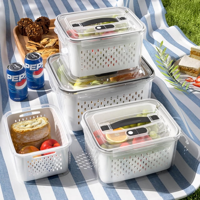 contenedores de almacenamiento de frutas ronanemon, paquete de 4, 800 ml a 4,15 litros — cuatro recipientes rectangulares apilables en plástico blanco con tapas transparentes y asas ocultas; tapas con orificios de ventilación y cierre visible, cestas interiores perforadas para drenaje y circulación de aire; mostrados con frutas y sándwiches para uso en refrigerador, despensa o picnic.