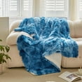 thumbnail image 3 of Manta de piel sintética, manta de oveja, cómoda y lujosa manta mullida para acurrucarse, manta suave para sofá y cama, 127 x 152 cm, color azul y blanco, 3 of 5