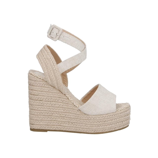 sandalia dama miracol by mama lola casual plataforma beige 25 Sandalia de plataforma cuña beige para mujer con exterior trenzado tipo yute, tira frontal ancha, correa al tobillo con hebilla forrada y plantilla ligeramente acolchada; vista lateral izquierda sobre fondo blanco. A menudo se usa también como opción cómoda para looks veraniegos o paseos casuales.