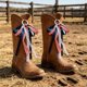 thumbnail image 5 of Juego de 2 decoraciones para botas vaqueras con cordón, plumas, cintas de satén y lazos elásticos, ideal para bodas, rodeos y eventos temáticos., 5 of 6