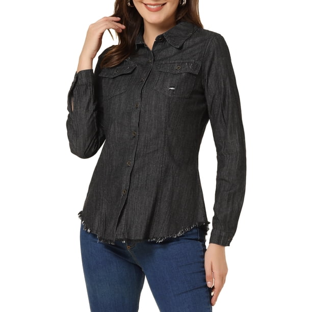 Camisa de mezclilla negra de mujer con cuello puntiagudo, manga larga, dobladillo deshilachado y botones