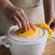 thumbnail image 1 of Clip de silicona para escaldar de pato amarillo pequeño, 2 uds., Clip de aislamiento térmico para hornear en la cocina, Clip de mano para horno y microondas, 1 of 2