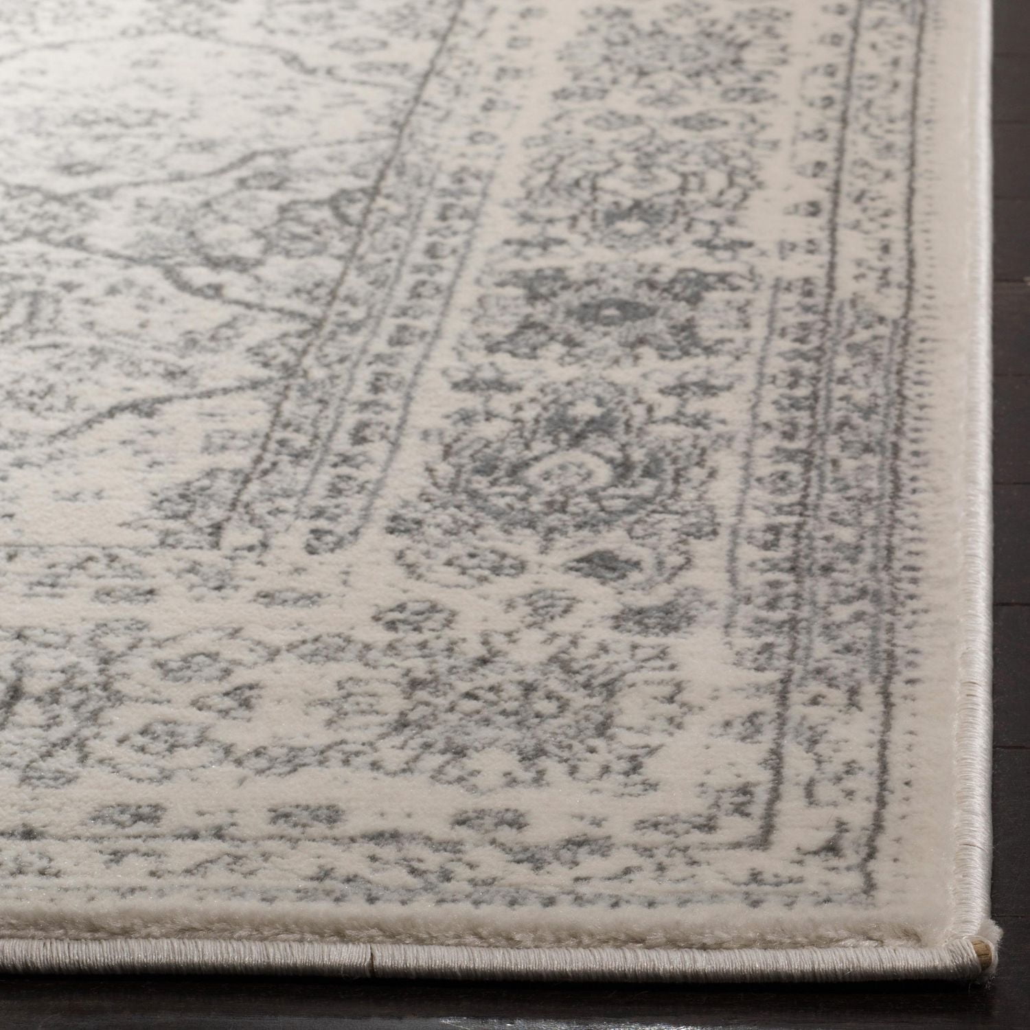 SAFAVIEH Carnegie Cebrail Traditional Distressed Area Rug