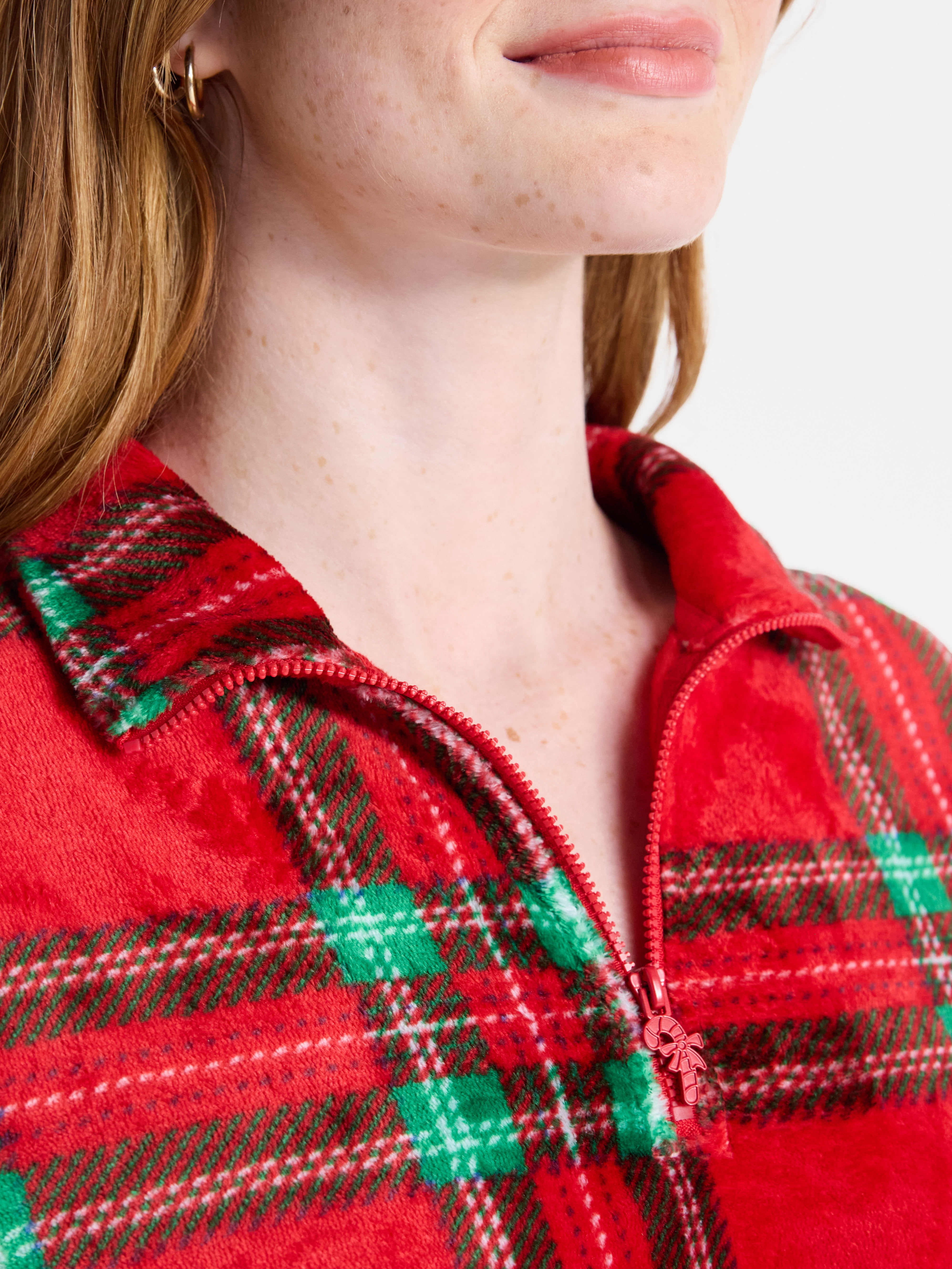 No Boundaries Christmas Quarter Zip Mock Neck Plush Top with Long Sleeves, Women's