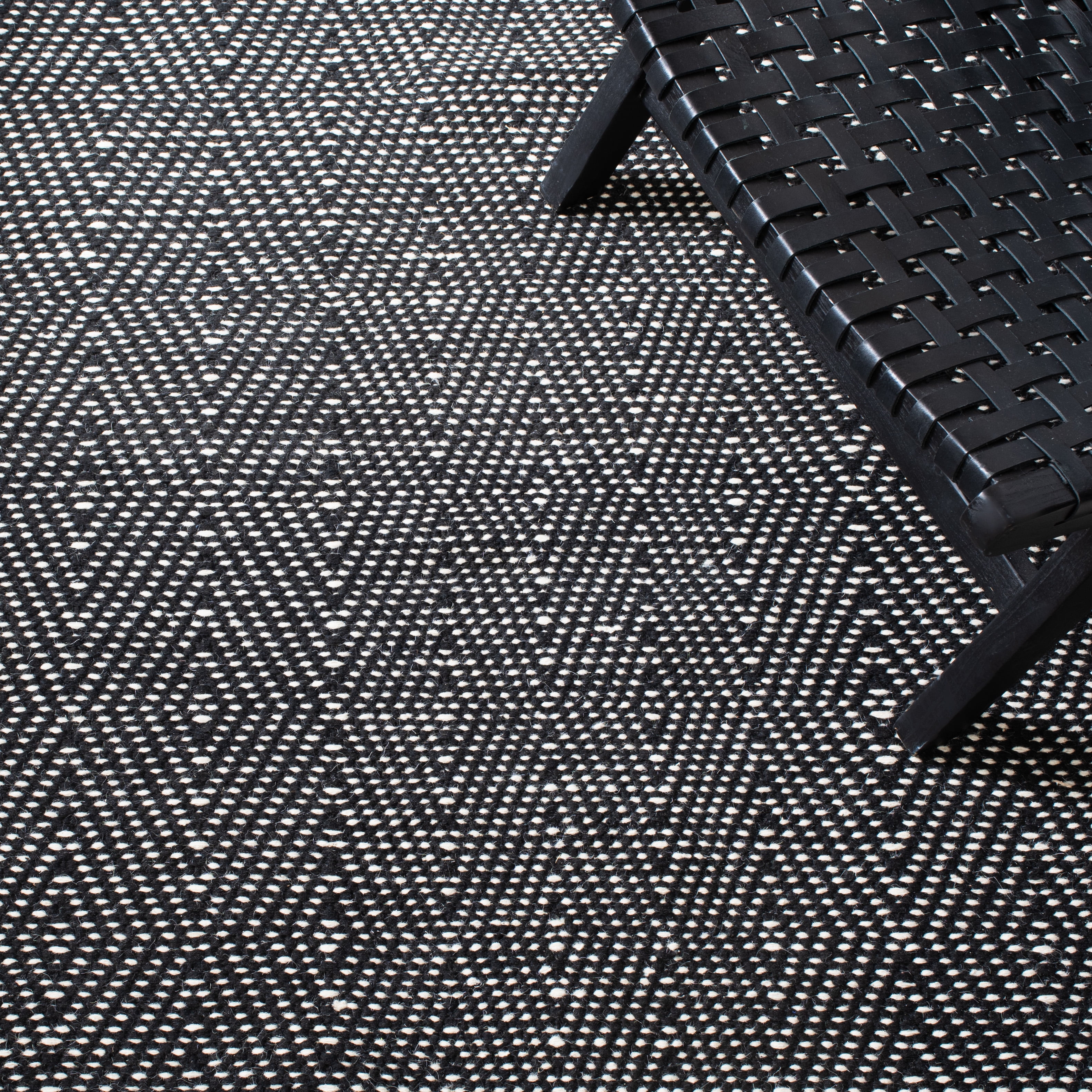 Safavieh Kilim Cynthia Diamond Area Rug, Black/Ivory, 5' x 8'