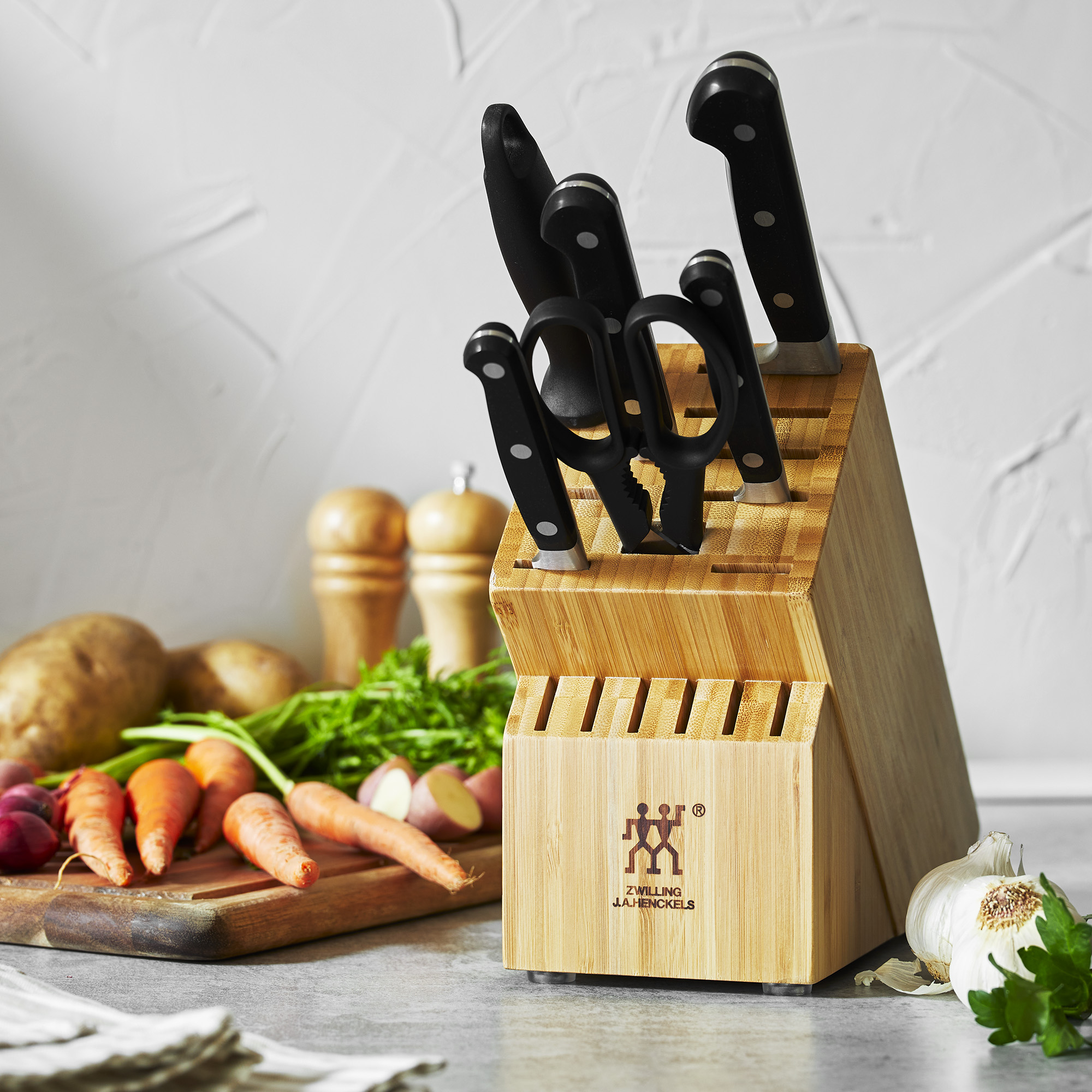 ZWILLING Professional S Knife Set with Block, Chef’s Knife, Serrated Utility Knife, 7 Piece, Bamboo