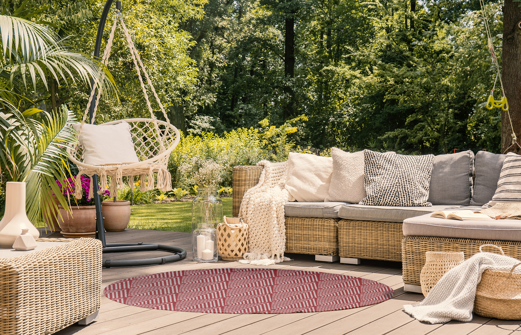 Simply Daisy 5' Round Ligonberry Red Lifeflor Diamond Spring Chenille Indoor/Outdoor Rug