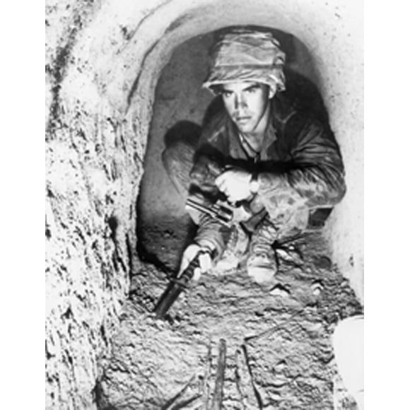 Soldat Américain à l'Aide d'Un Couteau pour Sonder le Sol d'Un Tunnel de Viet Cong dans le Triangle de Fer au Nord de l'Histoire de Saigon (24 x 36)