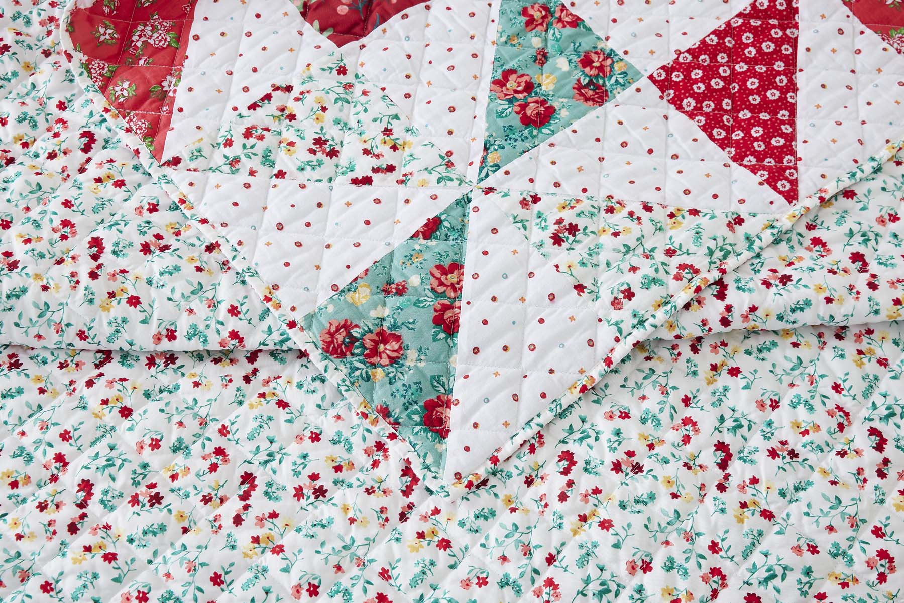 The Pioneer Woman Holiday Multi-Color Cotton Pinwheel 3-Piece King Quilt Set