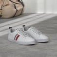 thumbnail image 2 of Zapatillas Tommy Hilfiger Landon para mujer, color blanco, talla 9.5, 2 of 2