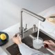 thumbnail image 2 of Grifo de cocina de diseño espacioso, diseño 2 en 1 que combina agua fría y caliente y agua filtrada, el caño giratorio de 360 grados ofrece máxima flexibilidad en su cocina, 2 of 5