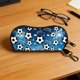 thumbnail image 5 of Funda para gafas con temática de fútbol, clip mosquetón, cierre de cremallera, material de neopreno suave, tamaño compacto, ideal para gafas de sol, gafas graduadas, llaves y accesorios pequeños., 5 of 6