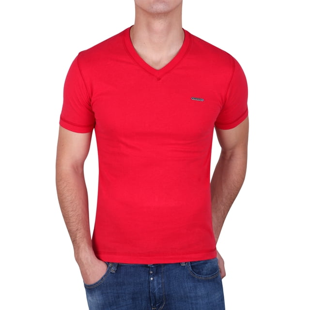 playera hombre silver plate playera tipo camiseta roja de manga corta con escote en V, vista frontal centrada sobre torso masculino. Placa metálica pequeña de SILVER PLATE en el pecho izquierdo, tacto fresco y corte ajustado; modelo con manos en bolsillos sobre fondo blanco. Suele usarse también como camiseta base para capas en atuendos casuales.