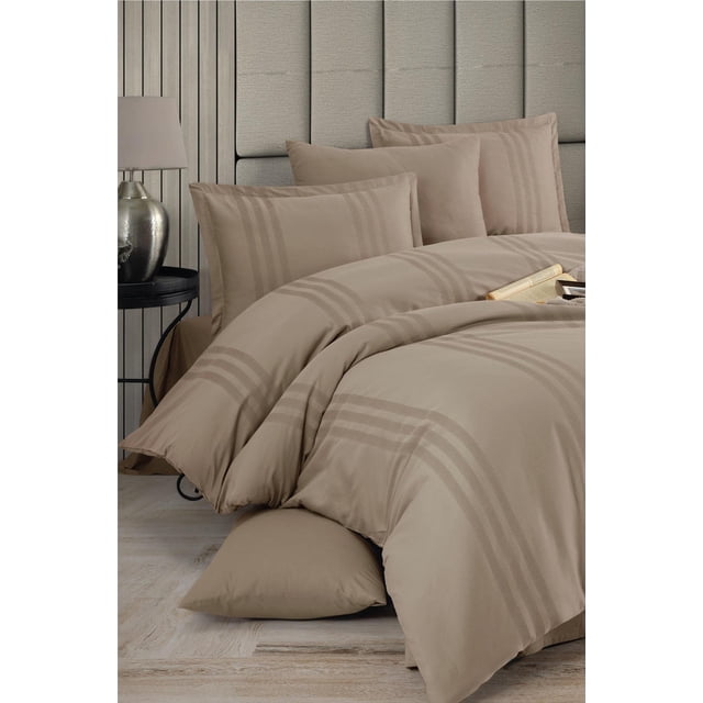 100% algodón beige rayas moderno juego de cama, full/queen tamaño colcha/funda de edredón vista 3/4 frontal de colcha y fundas en cama full/queen; colcha y fundas color beige con franjas tonales dobles formando un patrón lineal, textura lisa visible y fundas de almohada a juego; según especificaciones, la funda de edredón incluye cremallera oculta. Ambientado con cabecera acolchada gris y mesita lateral; a menudo usado como juego completo de tres piezas para renovar decoración minimalista.