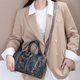thumbnail image 3 of Nuevos bolsos de moda 2024 para mujer, elegantes bolsos de hombro tipo bandolera de cuero genuino para madres de mediana edad, bolsos de almohada ligeros de lujo, 3 of 5