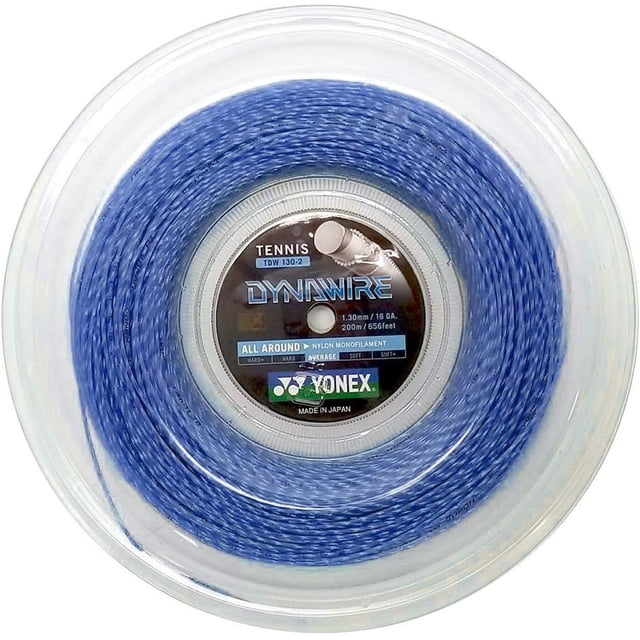 yonex dynawire carrete de cuerda de tenis 16/1.30 200m/656 pies azul — Vista cenital de carrete circular con cordaje azul enrollado y etiqueta central que muestra marca y modelo, calibre 16 (1.30 mm) y longitud 200 m (656 pies); acabado brillante del cordaje sobre fondo blanco; también suele usarse para encordar raquetas de nivel intermedio.