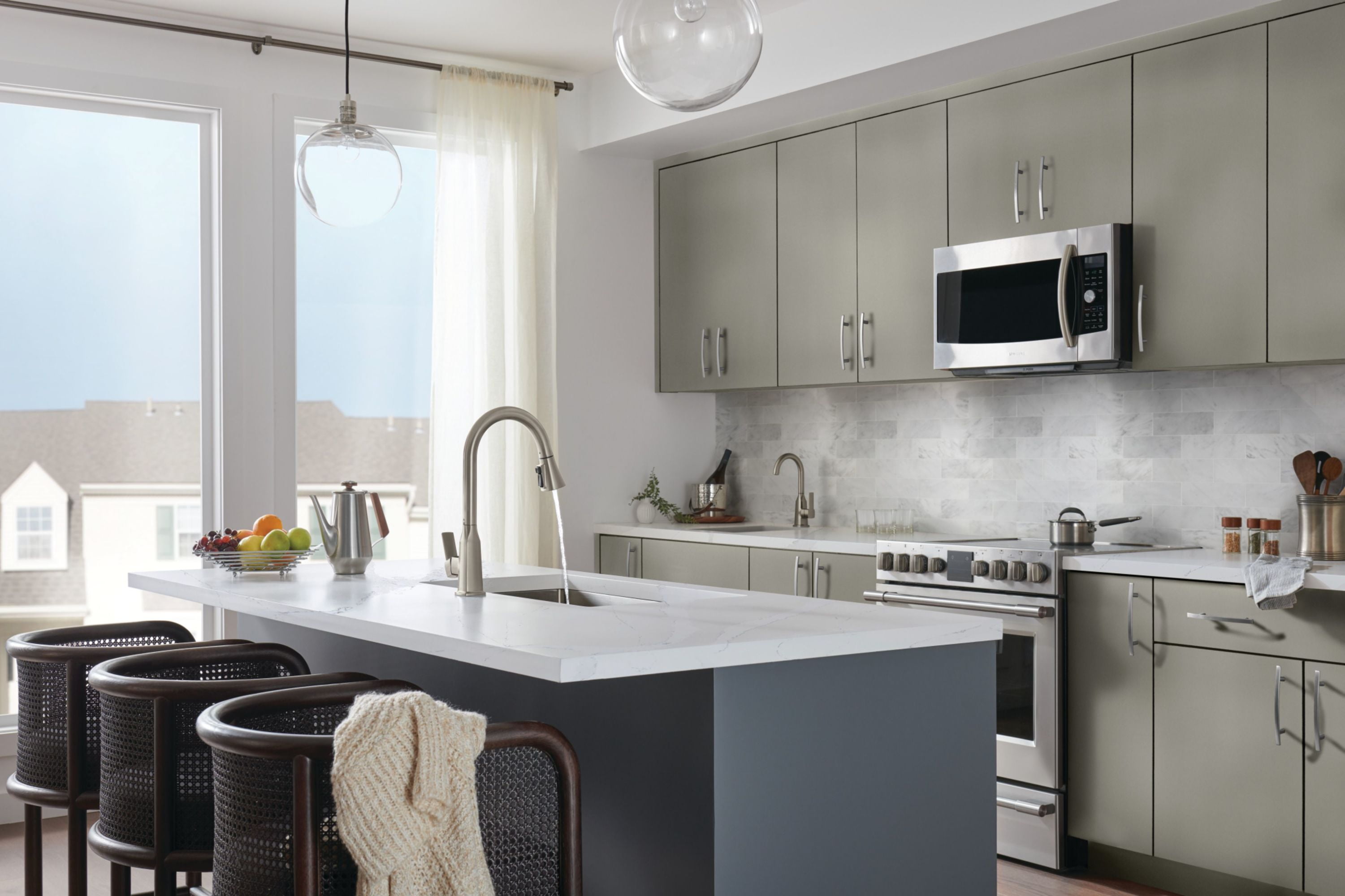 Peerless P7971LF-BL Ezra 1.5 GPM Single Hole Pull Down Kitchen Faucet - Black