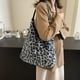 thumbnail image 3 of Bolso Hombro Peluche Vagabundo Chic Al Aire Libre (), 3 of 9