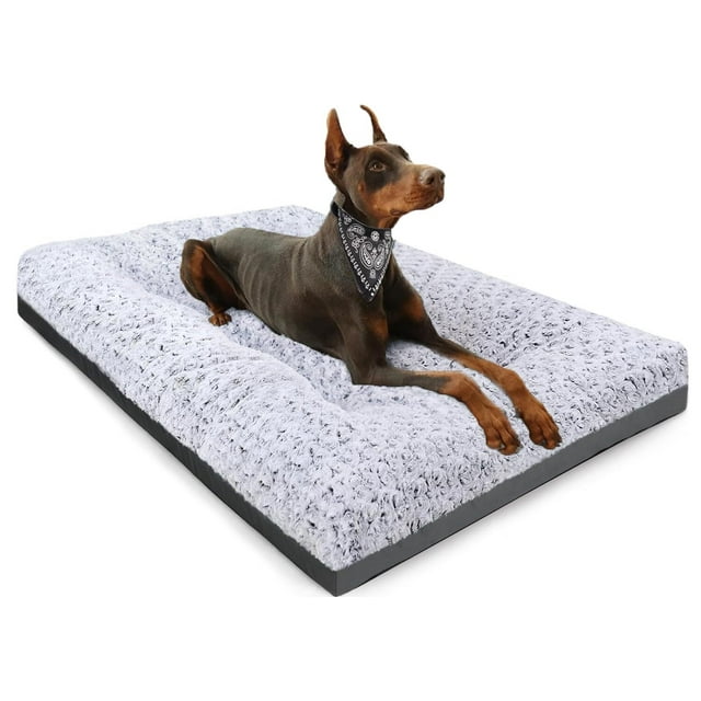 cama lavable de lujo para perros grandes, alfombrilla de jaula de 36 pulgadas 36 x 23 x 3.5 pulgadas color gris — vista 3/4 frontal con perro tumbado sobre la almohadilla rectangular; superficie afelpada con acabado tipo terciopelo, lados en tela Oxford gris oscuro y base antideslizante negra con correas de esquina visibles; diseño neutro y moderno para jaulas y hogar, adecuada para perros hasta 70 libras, lavable a máquina, también apta como base acolchada para viajes y transporte.