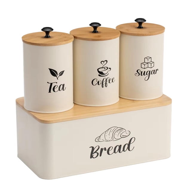 juego de recipientes de cocina. panera rústica. panera práctica y resistente para encimera. beige — set con 1 caja de pan rectangular de metal beige con tapa de bambú y rótulo "Bread" y 3 frascos cilíndricos a juego rotulados "Tea", "Coffee", "Sugar"; vista frontal sobre base de bambú, caja 33×18×14 cm y frascos 18×11 cm; diseño rústico minimalista ideal para organización de encimera y apto para guardar accesorios de repostería.