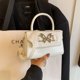 thumbnail image 3 of Bolso de mano de textura suave coreano de moda popular de este año, nuevo bolso bandolera cuadrado pequeño versátil de primavera 2025, 3 of 5