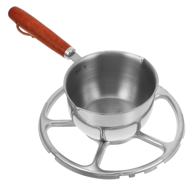 olla pequeña de acero inoxidable para leche, mini olla con pico vertedor, 300 ml vista 3/4 frontal: cacerola plateada de acero inoxidable con interior cepillado y pico vertedor, mango largo de madera marrón asegurado con remache metálico, apoyada sobre un soporte circular metálico; adecuada para calentar aceite, derretir mantequilla o chocolate y rociar porciones pequeñas, también útil para preparar comida de bebé o llevar de viaje.
