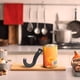 thumbnail image 2 of Abrelatas con forma de gancho - Mango ergonómico, plástico resistente, portátil - para cocina, camping y latas de varios tamaños, 2 of 6