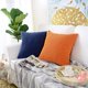 thumbnail image 2 of Paquete de 2, Funda de Almohada Decorativa Cuadrada Suave de Pana de 45x45 cm (Gránulos Naranja), 2 of 4