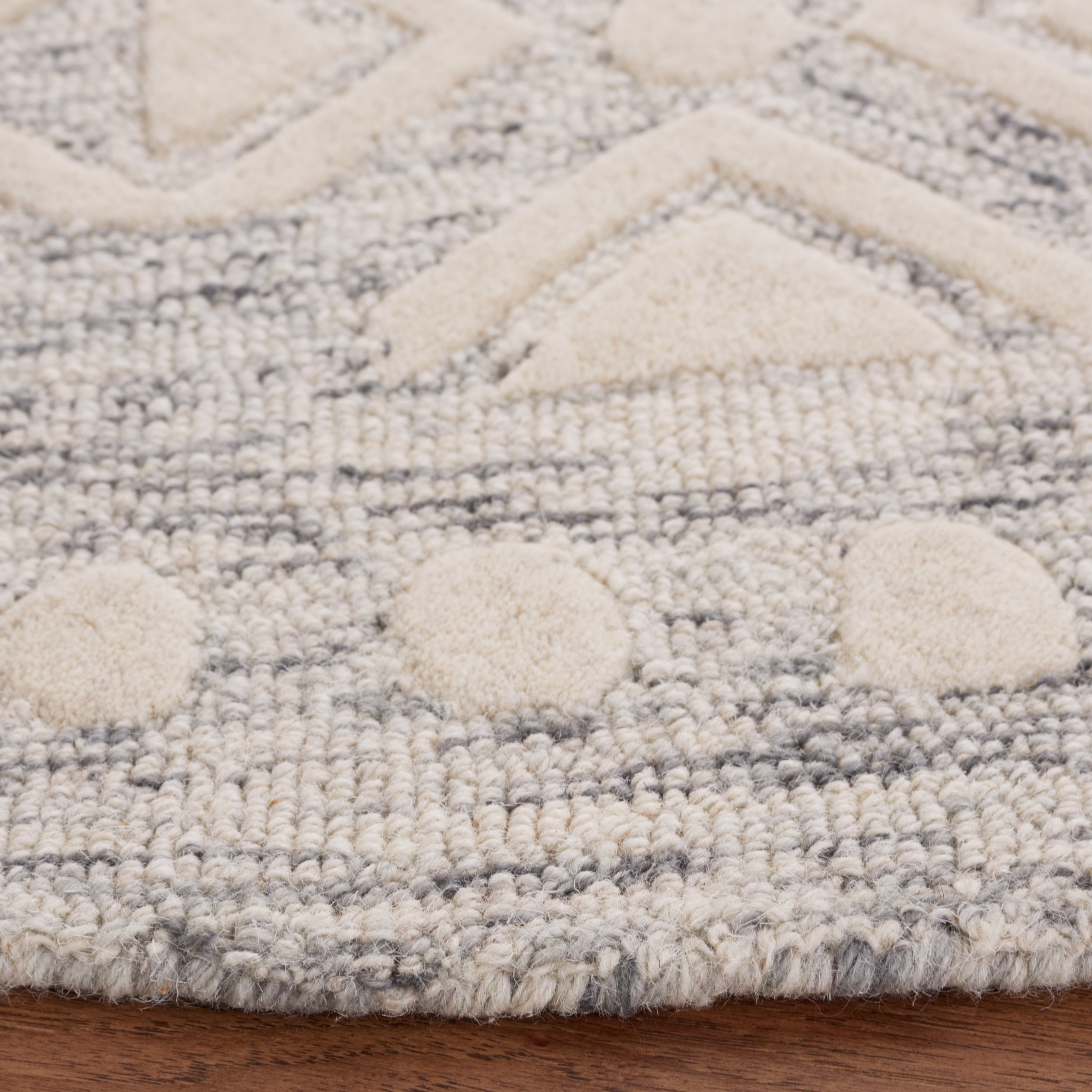 SAFAVIEH Metro Adair Medallion Area Rug, Silver/Ivory, 6' x 6' Round