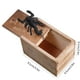 thumbnail image 2 of Caja de broma sorpresa de madera, caja de regalo de dinero de Halloween, broma de Navidad, juguete falso de goma para saltar, insecto al azar Inevent FN2300-01, 2 of 7