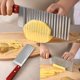 thumbnail image 2 of Cortador de patatas de acero inoxidable con mango de madera y cortador ondulado para chips, 2 of 4