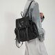 thumbnail image 4 of Mochila multiusos con detalles de remaches, de piel sintética, ideal para la escuela. Mochila moderna para el día a día en la universidad., 4 of 5