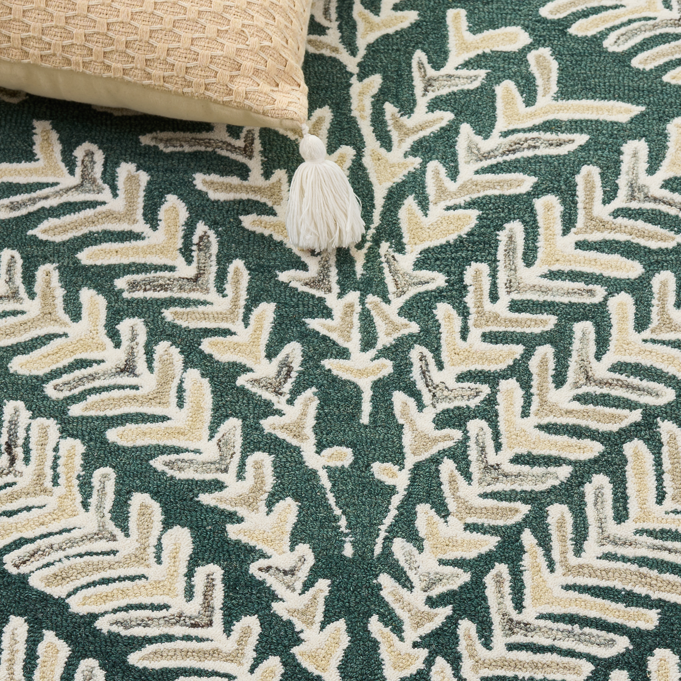 SAFAVIEH Capri Proinsias Leaves Wool Area Rug, Dark Green/Ivory, 7' x 7' Round