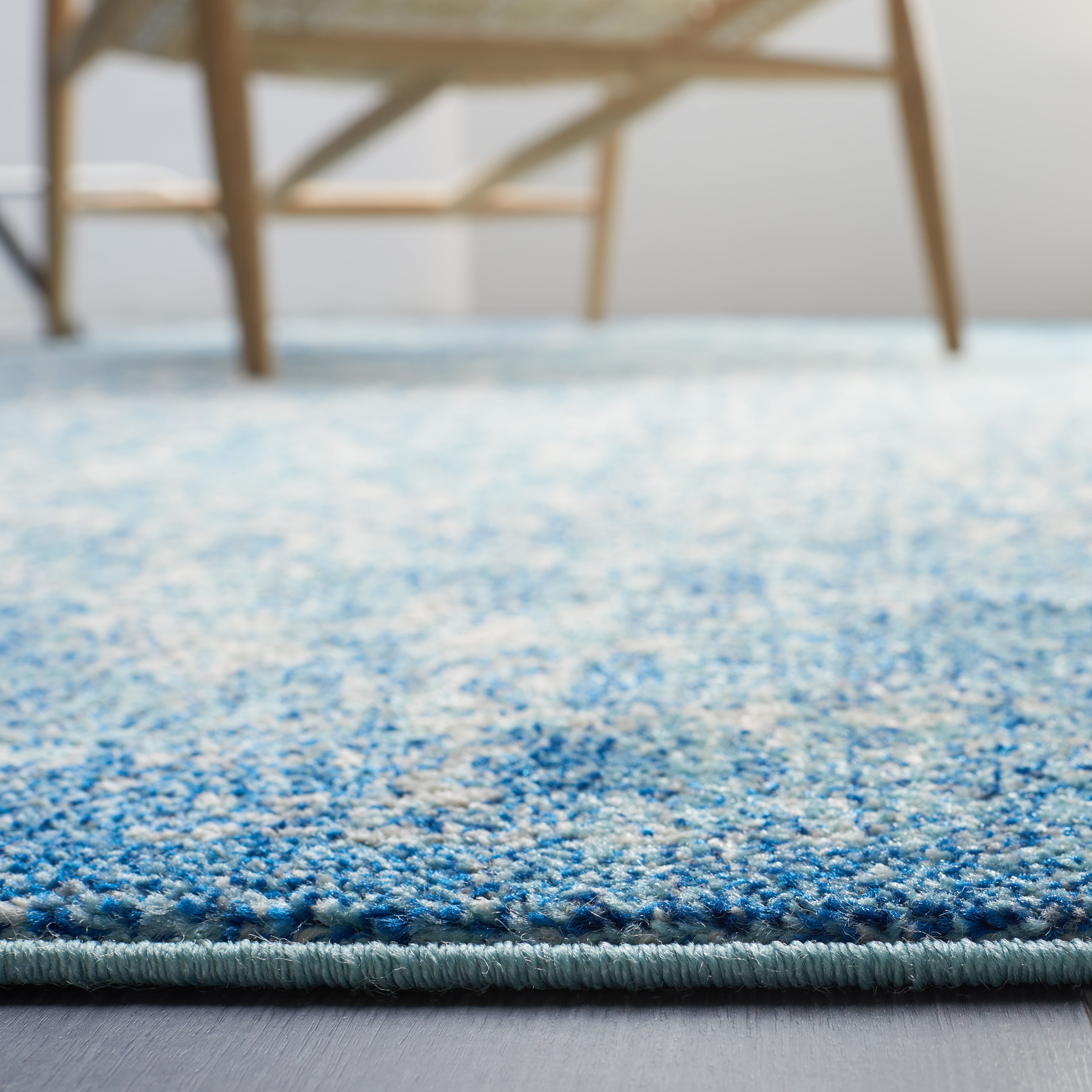 SAFAVIEH Accent Rug 4x6 - Evoke Collection - Traditional Design, Blue & Ivory, Non-Shedding & Easy Cleaning, Ideal for Living Room, Bedroom, Dining Space, Entryway, Bathroom, Bedside (EVK256C)