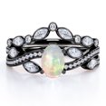 thumbnail image 1 of JeenMata Anillo de Bodas con Bisel en Forma de Chevron, Pavé Infinito de Canal de Moissanita y Ópalo Welo Ovalado de 1,75 Quilates, Engastado en Oro Negro de 18 K sobre Plata, 1 of 6