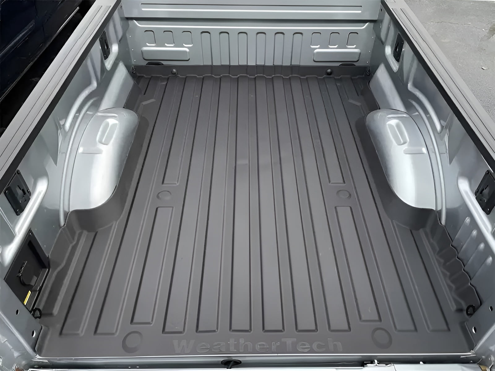WeatherTech 21-22 Ford F-150 6.5ft Bed w/OB 400w Outlet TechLiner - Black