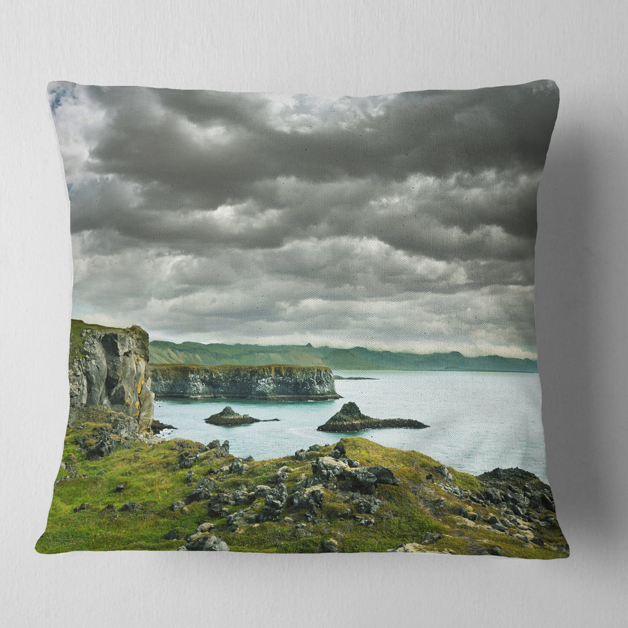 Designart 16" x 16" Green Polyester Throw Pillow