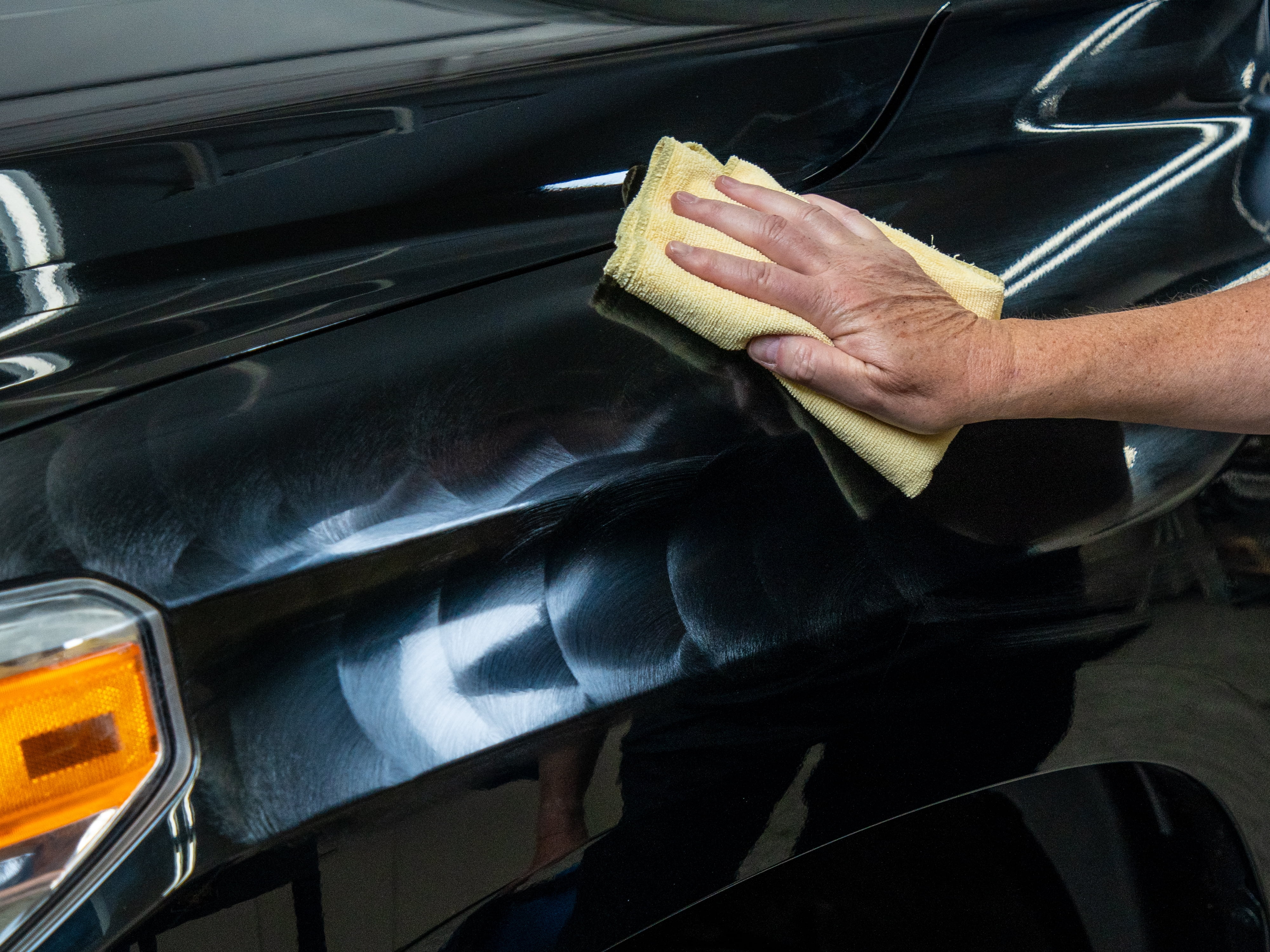 Meguiar's Black Wax - Black Car Wax Creates Deep Reflections and Gloss, G6207, 7 Oz