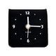 thumbnail image 2 of Reloj de sobremesa moderno de plástico negro • Decoración silenciosa de mesa sin tic-tac • Tamaño pequeño 4,72"x4,72" Esfera estable y fácil de leer • Accesorios para el salón y oficina, 2 of 6